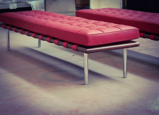 Discover the Elegance of the Barcelona Style Bench in Red Leather: An Icon of Aesthetics and Sophistication 